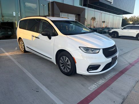 Used 2024 Chrysler Pacifica Limited FWD image 3