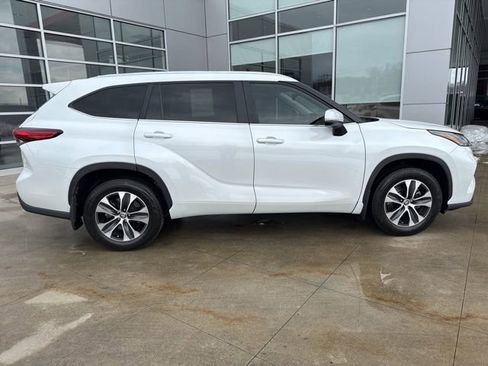 Used 2023 Toyota Highlander XLE image 8