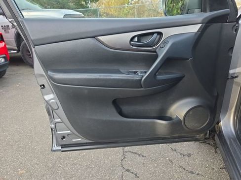 Used 2021 Nissan Rogue Sport S image 16