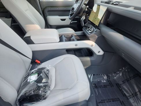 Used 2026 Land Rover Defender 130 X-Dynamic SE image 3