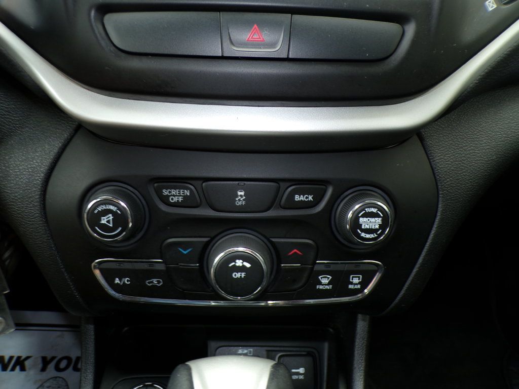 Used 2016 Jeep Cherokee Trailhawk AWD/4WD image 27