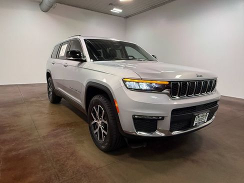 Used 2023 Jeep Grand Cherokee L Limited AWD/4WD image 30