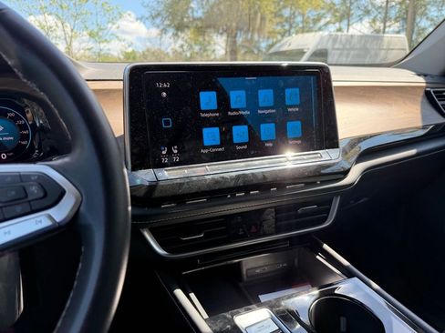 Used 2024 Volkswagen Atlas SE image 24