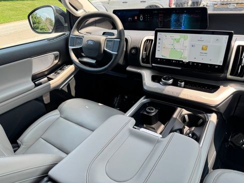 Used 2025 Ford Expedition Active AWD/4WD image 28
