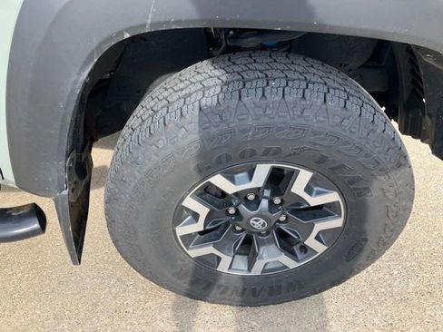Used 2022 Toyota Tacoma TRD Off-Road w/ Black Out Package (TMS) AWD/4WD image 10
