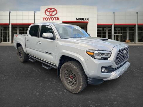 Used 2021 Toyota Tacoma TRD Sport w/ TRD Premium Sport Package AWD/4WD image 9