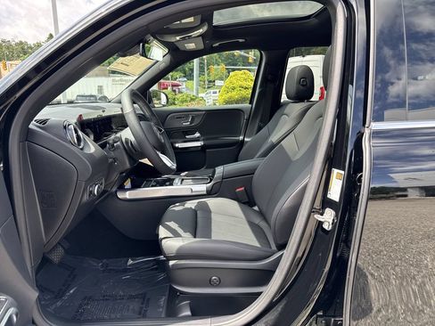Used 2025 Mercedes-Benz GLB 250 4MATIC image 9