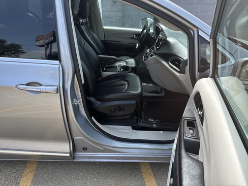 Used 2020 Chrysler Pacifica Touring-L Plus FWD image 9