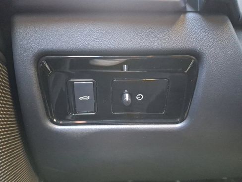 Used 2017 Jaguar XE Premium image 25