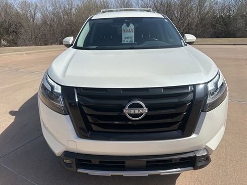 Used 2023 Nissan Pathfinder SL w/ Lighting Package (N92) FWD image 8