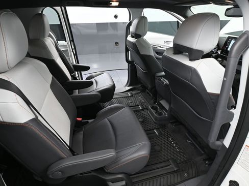 Used 2024 Toyota Sienna XSE AWD/4WD image 44