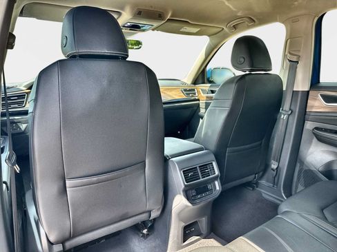 Used 2025 Volkswagen Atlas SE AWD/4WD image 18