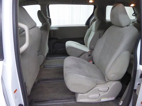 Used 2017 Toyota Sienna L image 25
