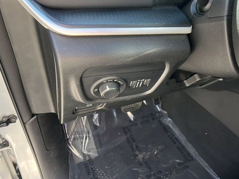 Certified 2024 Jeep Grand Cherokee L Laredo image 27