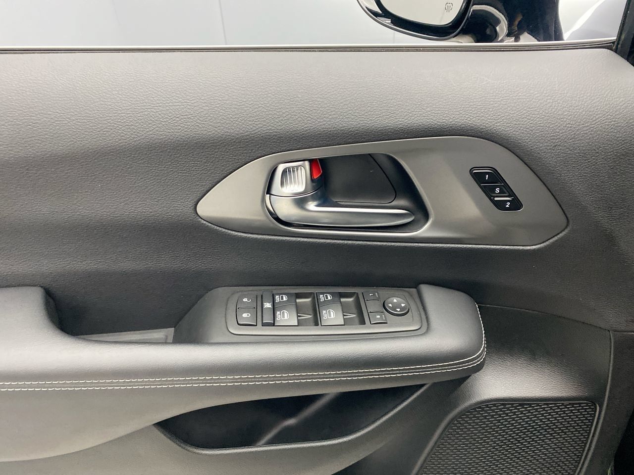 Used 2025 Chrysler Pacifica Select FWD image 12
