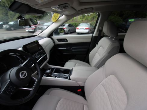 Used 2024 Nissan Pathfinder SV w/ SV Premium Package image 11