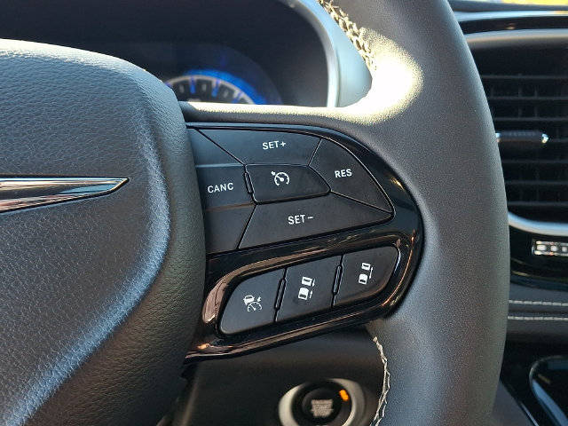Used 2025 Chrysler Pacifica Limited FWD image 24