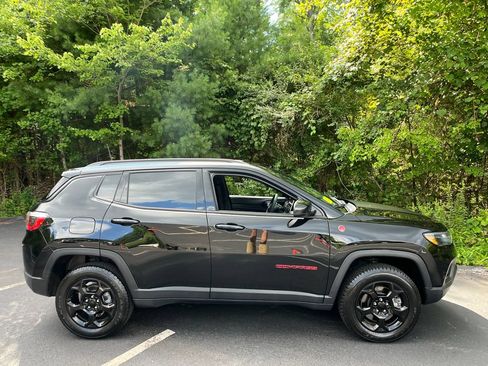 Used 2023 Jeep Compass Trailhawk w/ Trailhawk Convenience Group AWD/4WD image 6