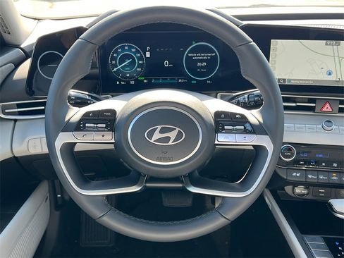 Certified 2025 Hyundai Elantra Limited image 23