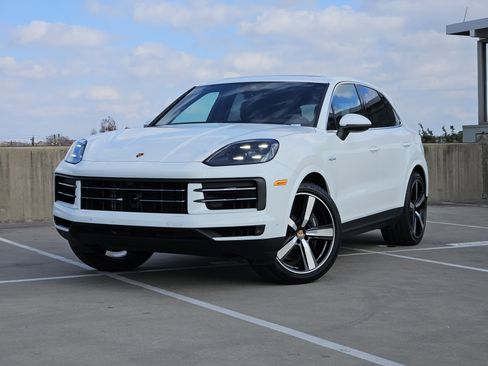Certified 2025 Porsche Cayenne E-Hybrid image 1
