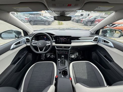 Used 2025 Volkswagen Taos SE w/ Panoramic Sunroof Package FWD image 21