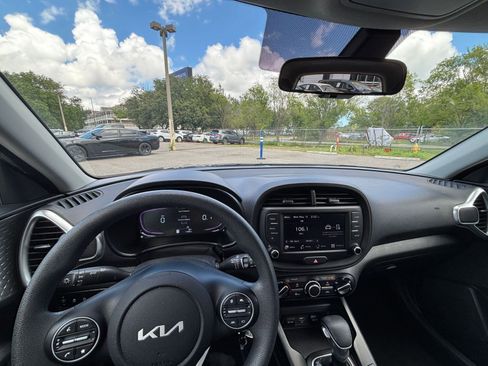 Used 2025 Kia Soul LX w/ LX Technology Package FWD image 31