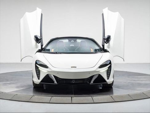 Used 2025 McLaren Artura Spider image 10