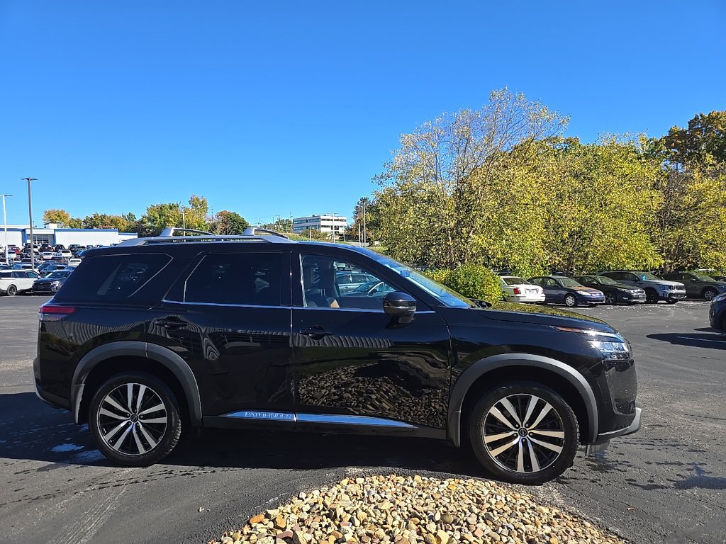 Used 2024 Nissan Pathfinder Platinum w/ Cargo Package AWD/4WD image 2