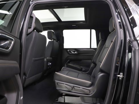 Used 2023 GMC Yukon XL SLT w/ SLT Premium Package image 21