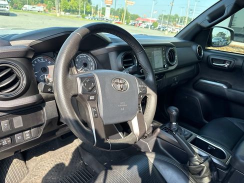 Used 2020 Toyota Tacoma TRD Off-Road w/ TRD Premium Off Road Package AWD/4WD image 4