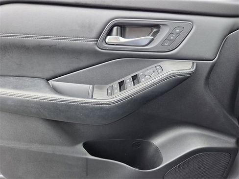 Used 2025 Nissan Rogue SL w/ Tech Package image 26