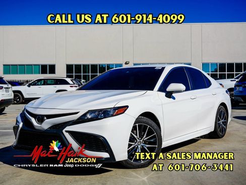 Used 2023 Toyota Camry SE image 1