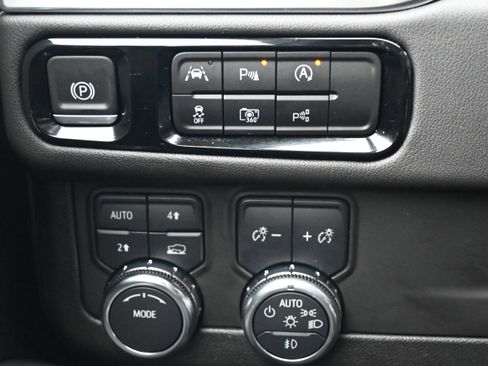 Used 2025 GMC Yukon Denali image 28