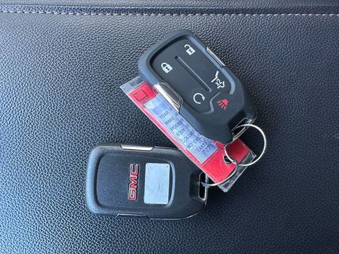 Used 2023 GMC Acadia AT4 w/ Preferred Package image 9