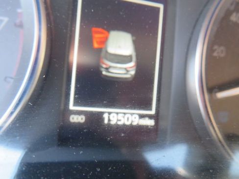 Used 2019 Toyota Highlander XLE image 21