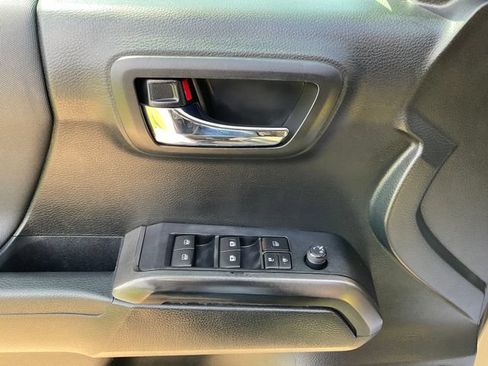 Used 2019 Toyota Tacoma TRD Off-Road AWD/4WD image 15