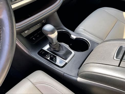 Used 2018 Toyota Highlander Plus FWD image 15