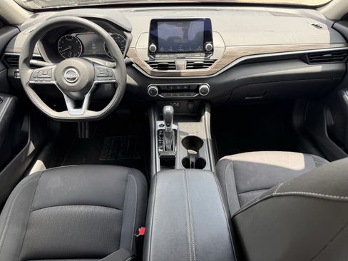 Used 2025 Nissan Altima 2.5 SV FWD image 14