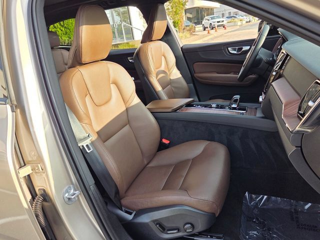 Certified 2024 Volvo XC60 B5 Plus AWD/4WD image 22