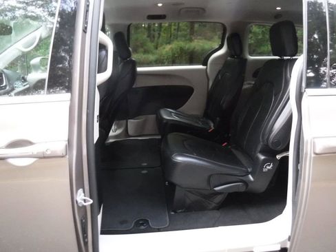 Used 2017 Chrysler Pacifica Touring-L image 14