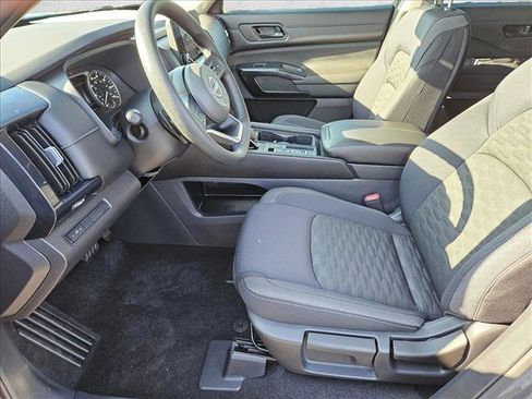 New 2025 Nissan Pathfinder S image 4