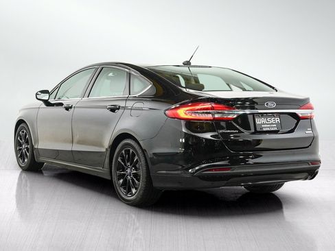 Used 2017 Ford Fusion SE w/ Fusion SE Technology Package FWD image 3