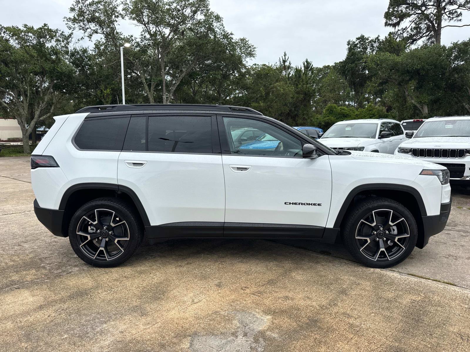 New 2026 Jeep Cherokee Overland w/ Trailer Tow Group AWD/4WD image 2