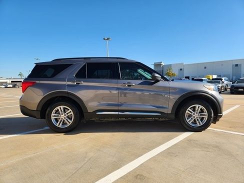 Used 2021 Ford Explorer XLT image 4