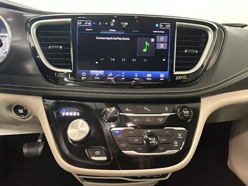 Used 2024 Chrysler Pacifica Limited FWD image 26
