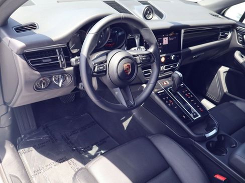 Certified 2025 Porsche Macan AWD/4WD image 4