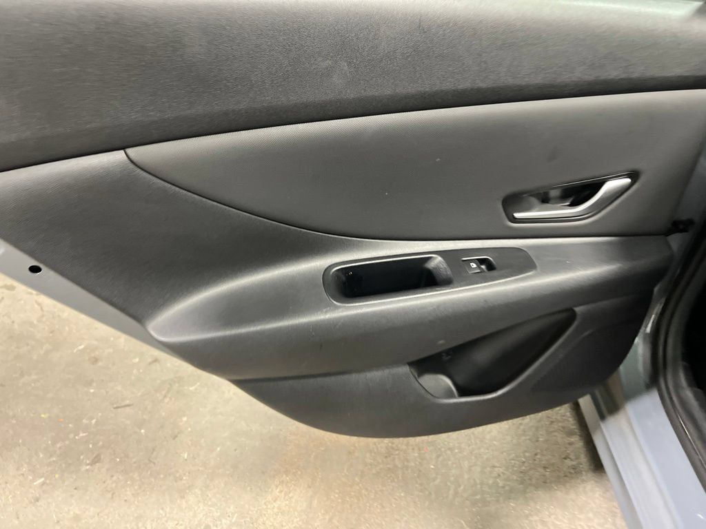 Used 2021 Hyundai Elantra Limited FWD image 18