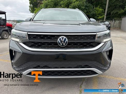 Used 2023 Volkswagen Taos SE w/ Panoramic Sunroof Package FWD image 8