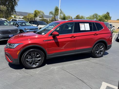 Certified 2023 Volkswagen Tiguan SE w/ Panoramic Sunroof Package FWD image 6