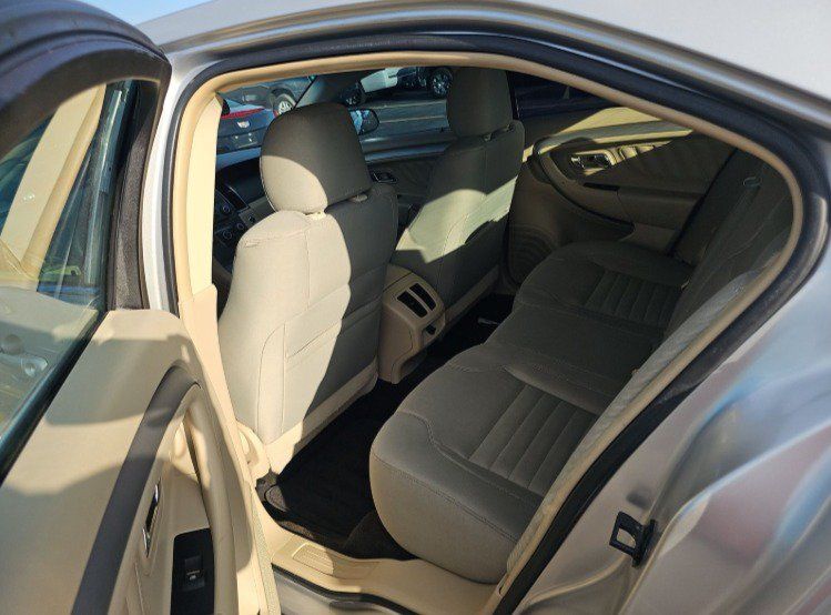 Used 2018 Ford Taurus SE FWD image 8
